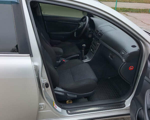 Серый Тойота Авенсис, объемом двигателя 1.79 л и пробегом 372 тыс. км за 6200 $, фото 5 на Automoto.ua