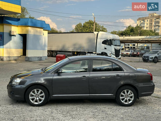 Серый Тойота Авенсис, объемом двигателя 2 л и пробегом 210 тыс. км за 6800 $, фото 2 на Automoto.ua