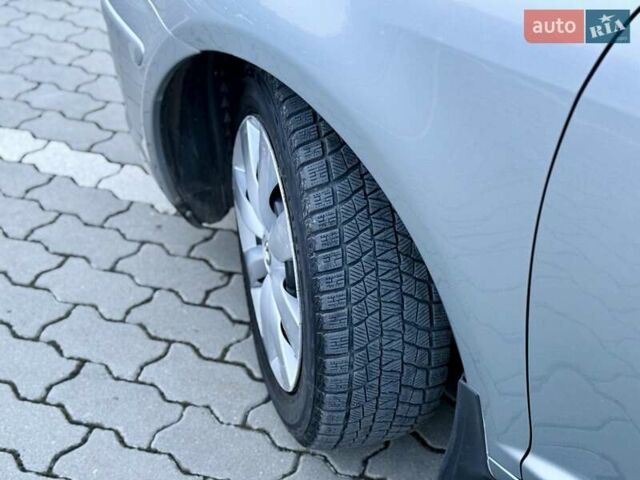 Серый Тойота Авенсис, объемом двигателя 1.6 л и пробегом 300 тыс. км за 5250 $, фото 5 на Automoto.ua