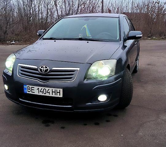 Серый Тойота Авенсис, объемом двигателя 2 л и пробегом 340 тыс. км за 10000 $, фото 1 на Automoto.ua