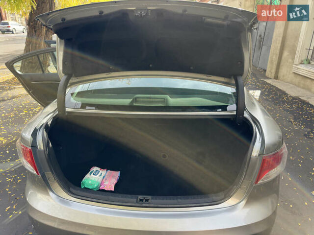 Серый Тойота Авенсис, объемом двигателя 2 л и пробегом 124 тыс. км за 10500 $, фото 13 на Automoto.ua