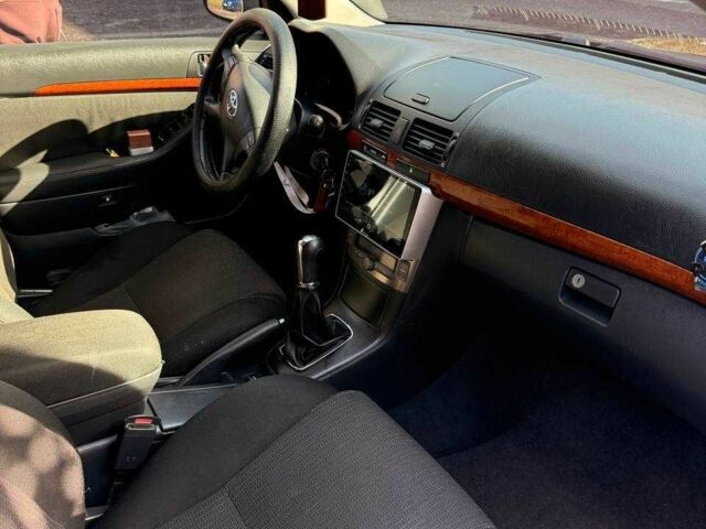 Серый Тойота Авенсис, объемом двигателя 1.8 л и пробегом 260 тыс. км за 6500 $, фото 3 на Automoto.ua