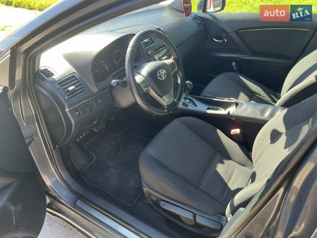 Серый Тойота Авенсис, объемом двигателя 2 л и пробегом 177 тыс. км за 10000 $, фото 5 на Automoto.ua