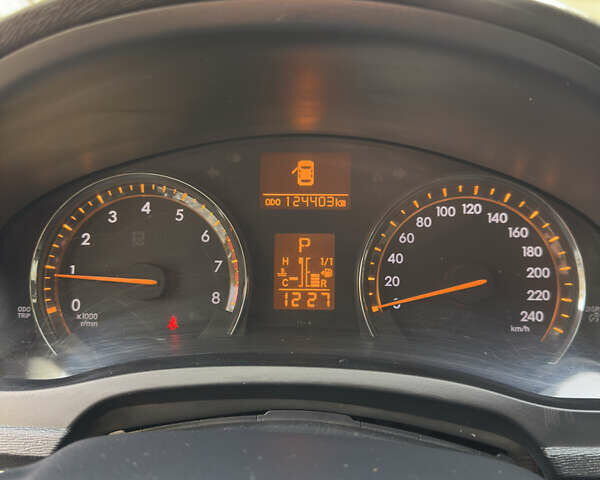 Серый Тойота Авенсис, объемом двигателя 2 л и пробегом 124 тыс. км за 10500 $, фото 1 на Automoto.ua