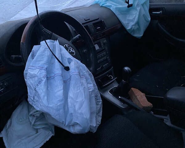 Серый Тойота Авенсис, объемом двигателя 1.8 л и пробегом 210 тыс. км за 1900 $, фото 3 на Automoto.ua