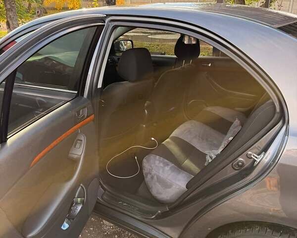 Серый Тойота Авенсис, объемом двигателя 1.8 л и пробегом 260 тыс. км за 6300 $, фото 21 на Automoto.ua