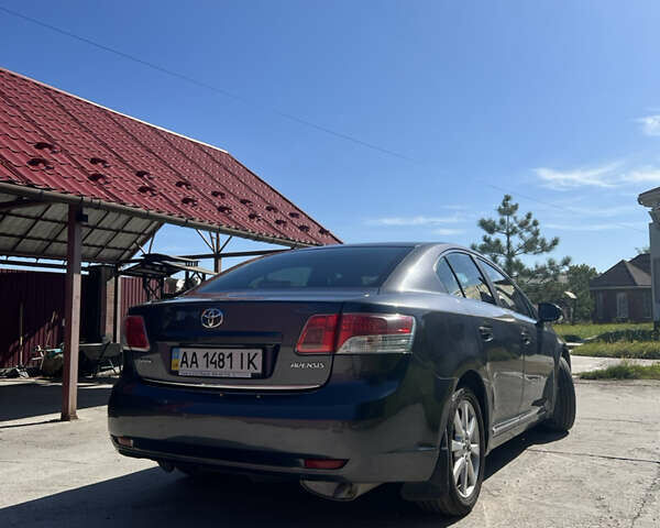 Серый Тойота Авенсис, объемом двигателя 2 л и пробегом 177 тыс. км за 10000 $, фото 2 на Automoto.ua