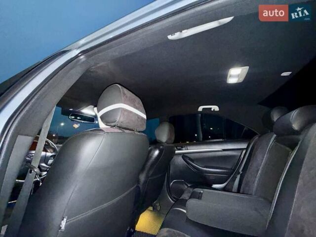 Серый Тойота Авенсис, объемом двигателя 1.6 л и пробегом 300 тыс. км за 5250 $, фото 25 на Automoto.ua