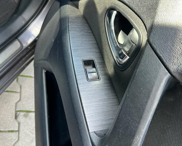 Сірий Тойота Авенсіс, об'ємом двигуна 1.99 л та пробігом 206 тис. км за 9800 $, фото 16 на Automoto.ua