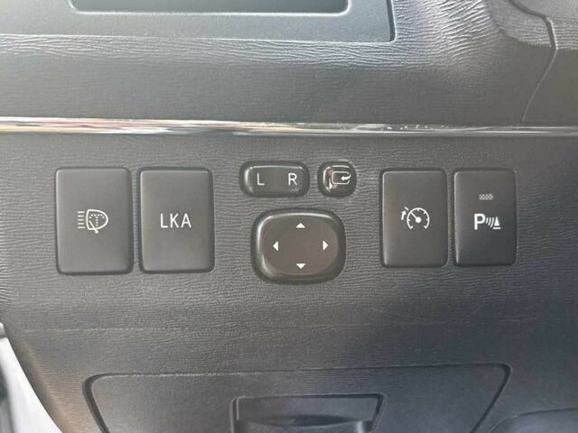 Серый Тойота Авенсис, объемом двигателя 2.2 л и пробегом 340 тыс. км за 9400 $, фото 16 на Automoto.ua