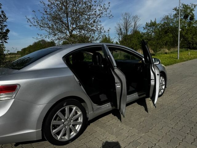 Серый Тойота Авенсис, объемом двигателя 2.2 л и пробегом 340 тыс. км за 8700 $, фото 2 на Automoto.ua