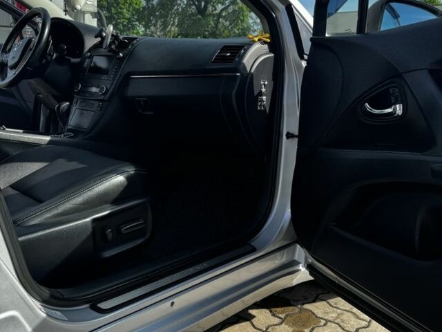 Серый Тойота Авенсис, объемом двигателя 2.2 л и пробегом 340 тыс. км за 8700 $, фото 5 на Automoto.ua