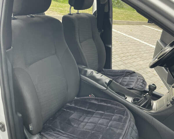 Серый Тойота Авенсис, объемом двигателя 2 л и пробегом 289 тыс. км за 7700 $, фото 18 на Automoto.ua