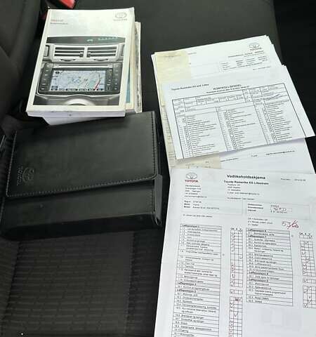 Серый Тойота Авенсис, объемом двигателя 2 л и пробегом 198 тыс. км за 9200 $, фото 12 на Automoto.ua