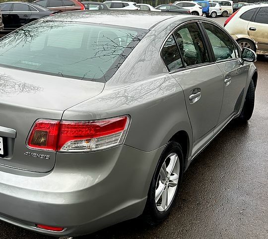 Серый Тойота Авенсис, объемом двигателя 2 л и пробегом 198 тыс. км за 9200 $, фото 2 на Automoto.ua