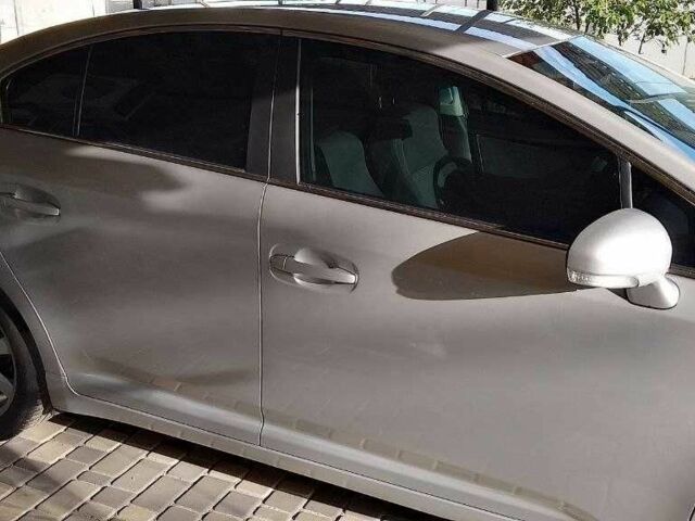 Серый Тойота Авенсис, объемом двигателя 2 л и пробегом 204 тыс. км за 8500 $, фото 3 на Automoto.ua