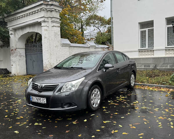 Серый Тойота Авенсис, объемом двигателя 1.6 л и пробегом 200 тыс. км за 7999 $, фото 2 на Automoto.ua