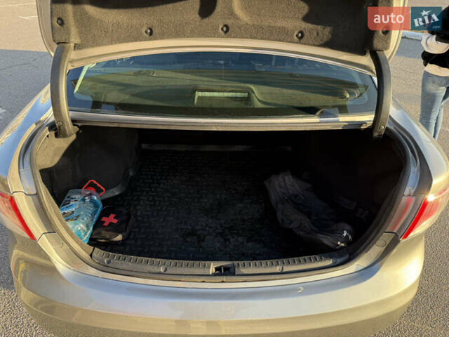 Серый Тойота Авенсис, объемом двигателя 0 л и пробегом 214 тыс. км за 7700 $, фото 7 на Automoto.ua