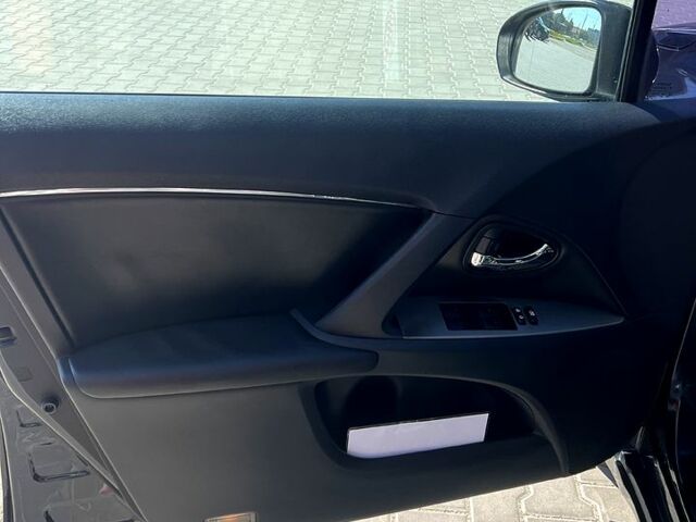Серый Тойота Авенсис, объемом двигателя 2 л и пробегом 49 тыс. км за 11200 $, фото 1 на Automoto.ua