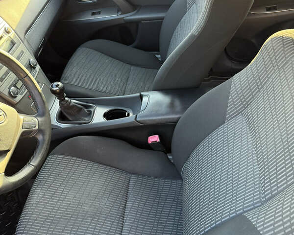 Серый Тойота Авенсис, объемом двигателя 0 л и пробегом 214 тыс. км за 7700 $, фото 9 на Automoto.ua