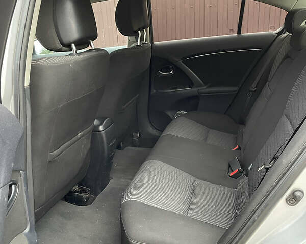 Серый Тойота Авенсис, объемом двигателя 1.8 л и пробегом 230 тыс. км за 7500 $, фото 3 на Automoto.ua