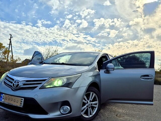 Серый Тойота Авенсис, объемом двигателя 1.8 л и пробегом 135 тыс. км за 11200 $, фото 1 на Automoto.ua