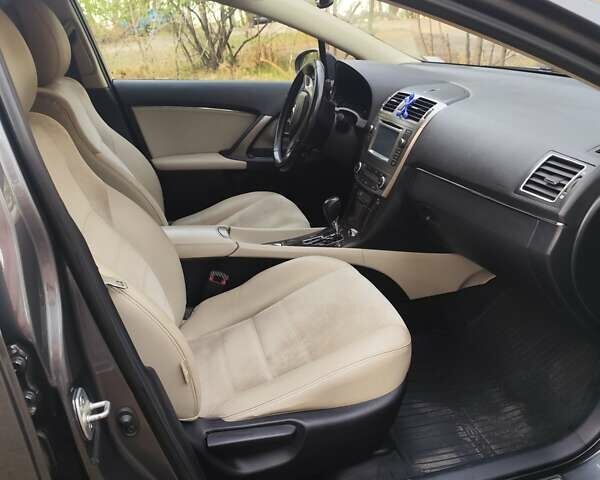 Серый Тойота Авенсис, объемом двигателя 1.8 л и пробегом 179 тыс. км за 12300 $, фото 3 на Automoto.ua