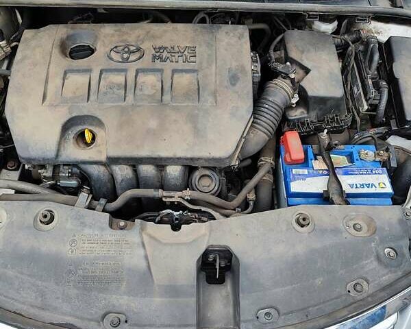 Серый Тойота Авенсис, объемом двигателя 2 л и пробегом 200 тыс. км за 12500 $, фото 1 на Automoto.ua