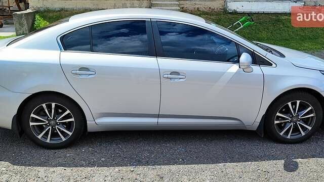 Серый Тойота Авенсис, объемом двигателя 2 л и пробегом 200 тыс. км за 12500 $, фото 2 на Automoto.ua