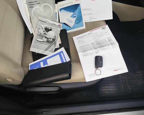 Серый Тойота Авенсис, объемом двигателя 1.8 л и пробегом 179 тыс. км за 12300 $, фото 5 на Automoto.ua