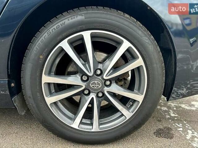 Серый Тойота Авенсис, объемом двигателя 2 л и пробегом 202 тыс. км за 10000 $, фото 7 на Automoto.ua