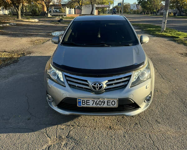 Серый Тойота Авенсис, объемом двигателя 2 л и пробегом 185 тыс. км за 12000 $, фото 1 на Automoto.ua