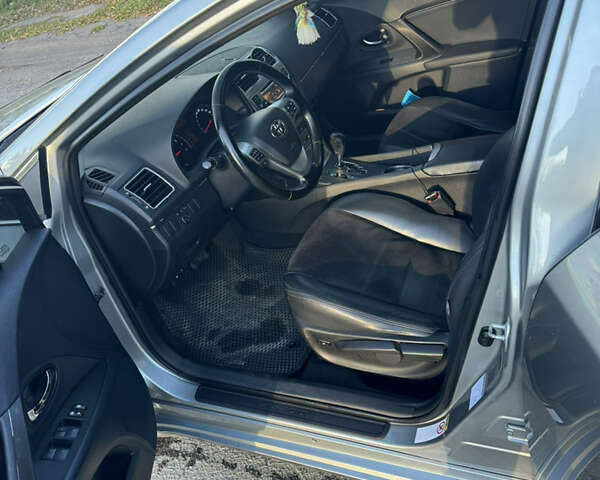 Серый Тойота Авенсис, объемом двигателя 2 л и пробегом 185 тыс. км за 12000 $, фото 7 на Automoto.ua