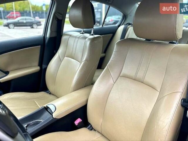 Серый Тойота Авенсис, объемом двигателя 2 л и пробегом 202 тыс. км за 10000 $, фото 11 на Automoto.ua