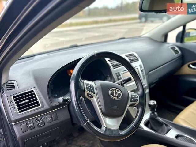 Серый Тойота Авенсис, объемом двигателя 2 л и пробегом 202 тыс. км за 10000 $, фото 10 на Automoto.ua