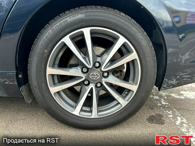 Серый Тойота Авенсис, объемом двигателя 2 л и пробегом 202 тыс. км за 10000 $, фото 8 на Automoto.ua