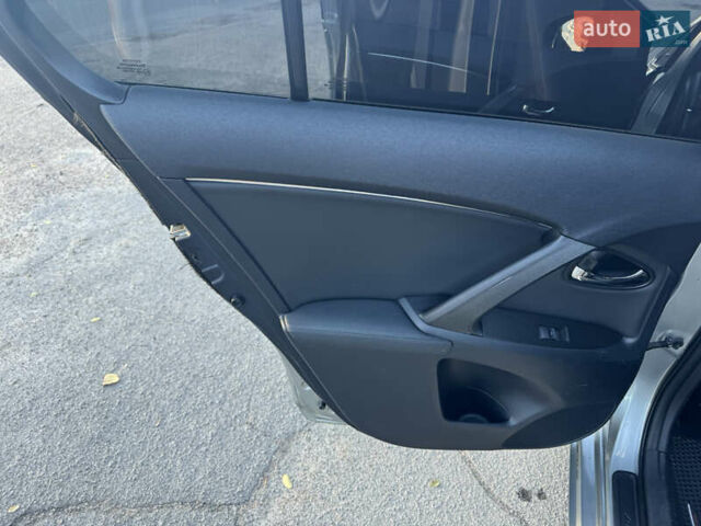 Серый Тойота Авенсис, объемом двигателя 2 л и пробегом 185 тыс. км за 12000 $, фото 20 на Automoto.ua