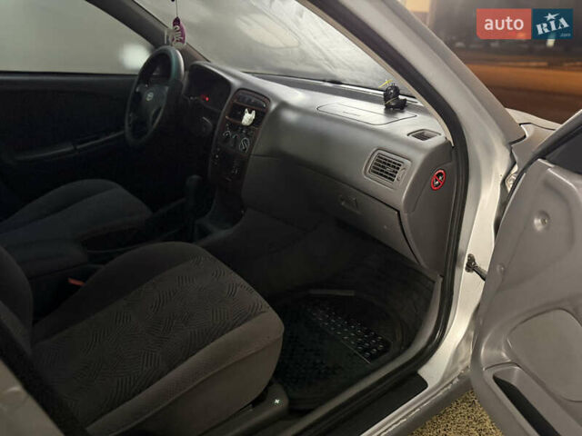 Серый Тойота Авенсис, объемом двигателя 2 л и пробегом 418 тыс. км за 2000 $, фото 16 на Automoto.ua