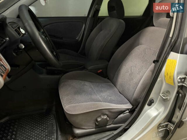 Серый Тойота Авенсис, объемом двигателя 2 л и пробегом 418 тыс. км за 2000 $, фото 6 на Automoto.ua