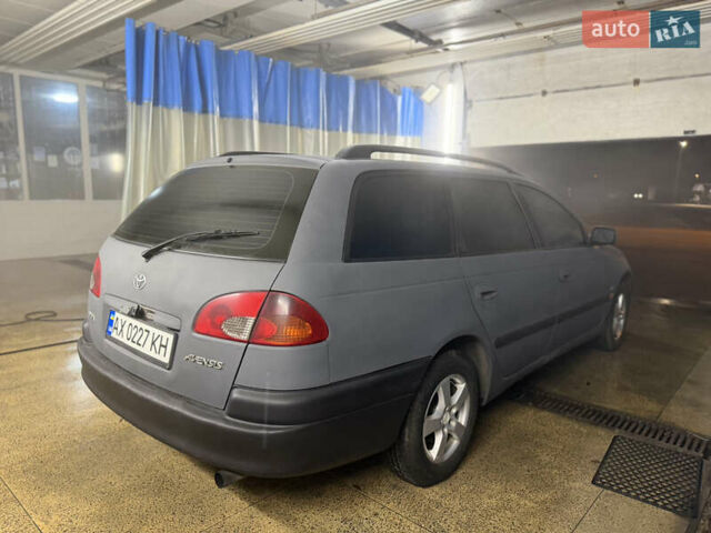Серый Тойота Авенсис, объемом двигателя 2 л и пробегом 418 тыс. км за 2000 $, фото 1 на Automoto.ua