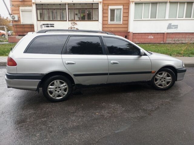 Серый Тойота Авенсис, объемом двигателя 1.8 л и пробегом 534 тыс. км за 3000 $, фото 3 на Automoto.ua