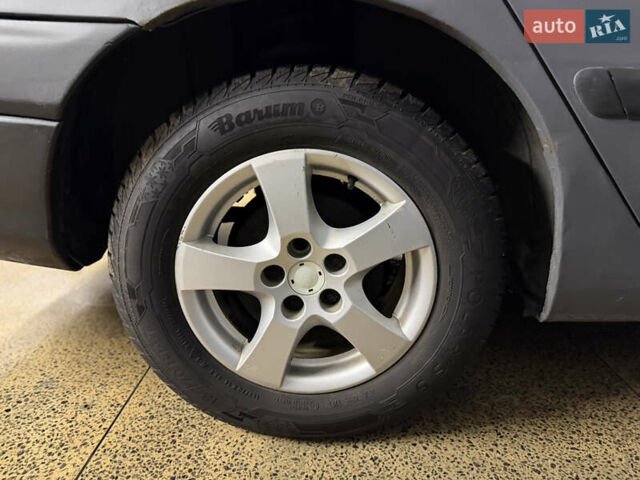 Серый Тойота Авенсис, объемом двигателя 2 л и пробегом 418 тыс. км за 2000 $, фото 13 на Automoto.ua