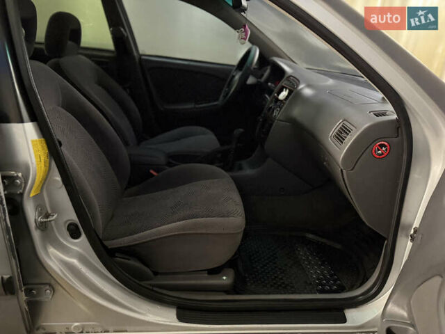 Серый Тойота Авенсис, объемом двигателя 2 л и пробегом 418 тыс. км за 2000 $, фото 9 на Automoto.ua