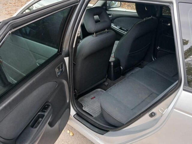 Серый Тойота Авенсис, объемом двигателя 2 л и пробегом 360 тыс. км за 2000 $, фото 7 на Automoto.ua