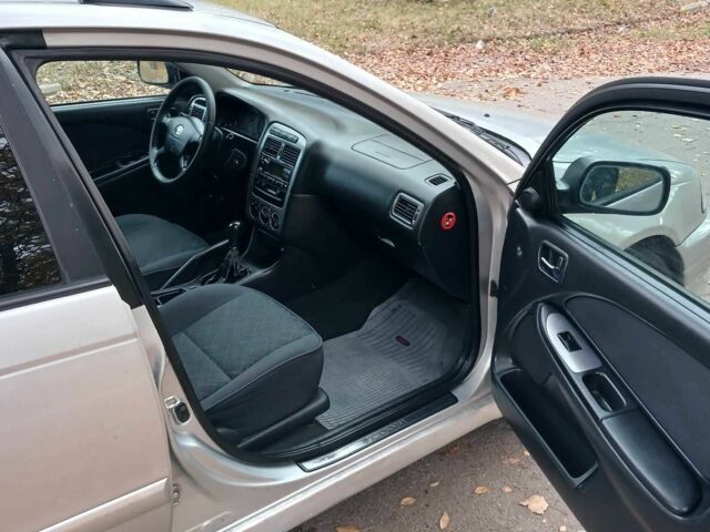 Серый Тойота Авенсис, объемом двигателя 2 л и пробегом 360 тыс. км за 2000 $, фото 5 на Automoto.ua