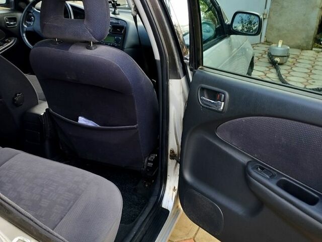 Серый Тойота Авенсис, объемом двигателя 2 л и пробегом 215 тыс. км за 3500 $, фото 2 на Automoto.ua