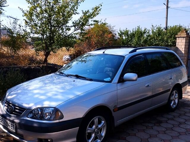 Серый Тойота Авенсис, объемом двигателя 2 л и пробегом 215 тыс. км за 3500 $, фото 1 на Automoto.ua