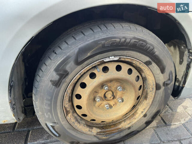 Сірий Тойота Авенсіс, об'ємом двигуна 2 л та пробігом 350 тис. км за 4200 $, фото 19 на Automoto.ua
