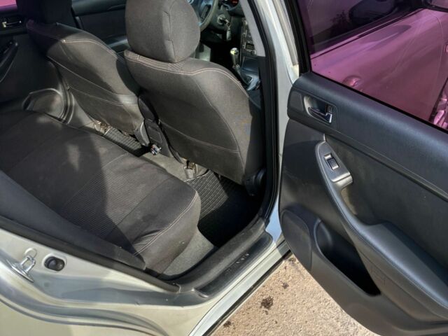 Серый Тойота Авенсис, объемом двигателя 2 л и пробегом 280 тыс. км за 3500 $, фото 5 на Automoto.ua