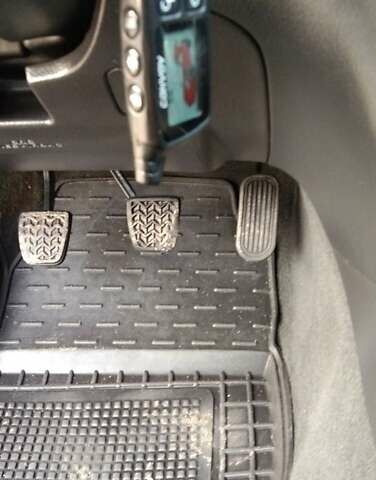 Серый Тойота Авенсис, объемом двигателя 1.6 л и пробегом 373 тыс. км за 5600 $, фото 12 на Automoto.ua